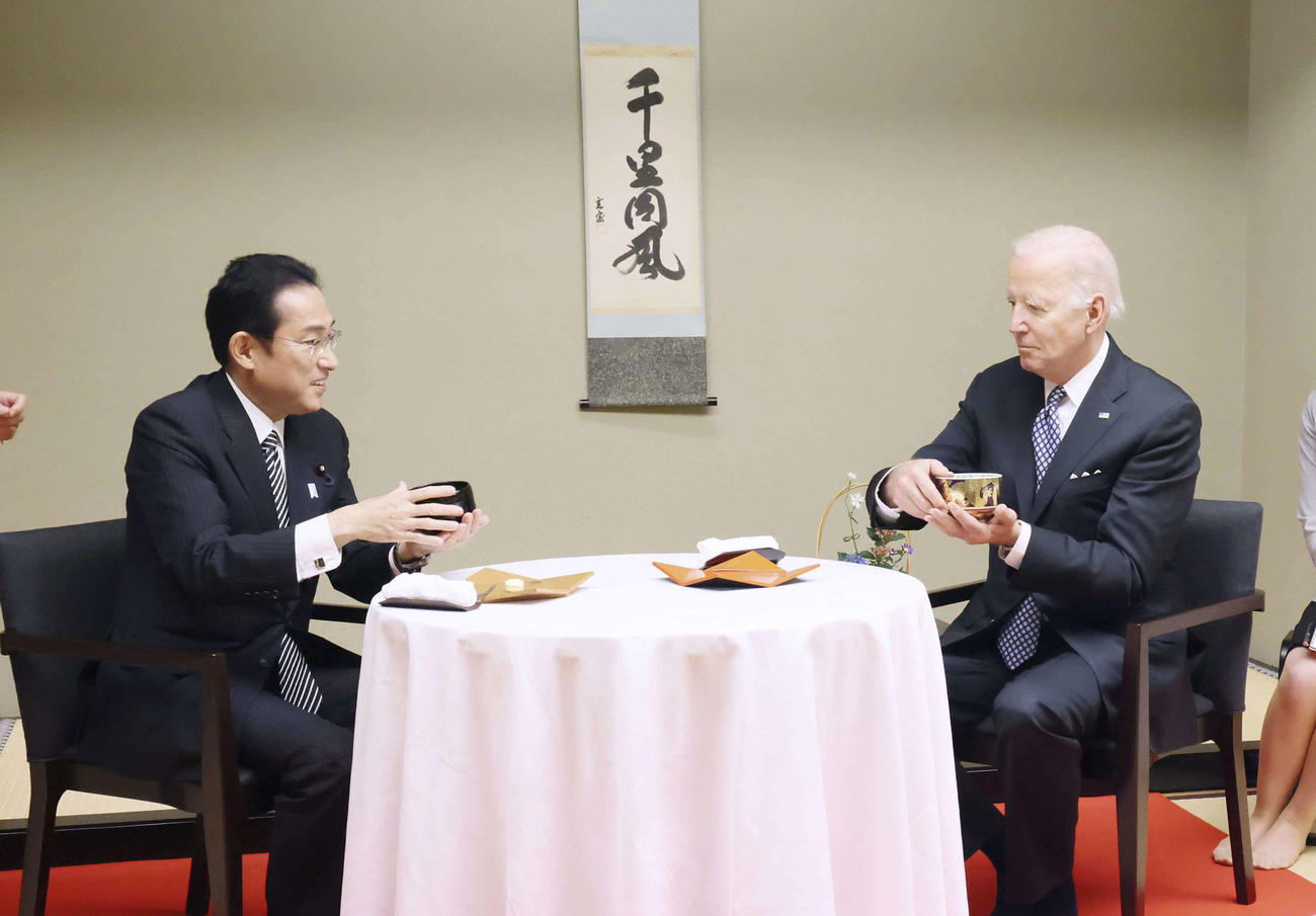 お茶を堪能する岸田首相（左）とバイデン米大統領（内閣広報室提供）