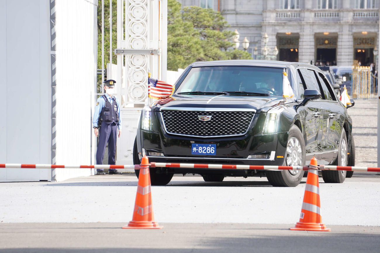 バイデン氏が乗っていたとみられる大統領の専用車両「ビースト」（撮影・沢田直人）