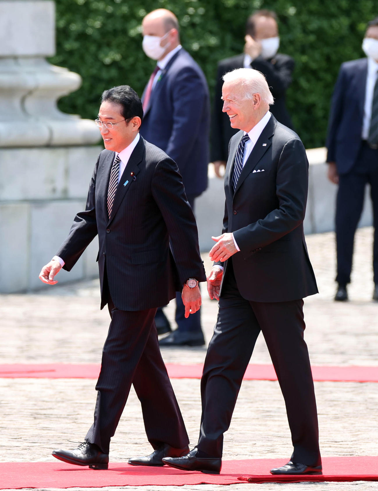 歓迎式典で言葉を交わす岸田首相（左）とバイデン米大統領（共同）