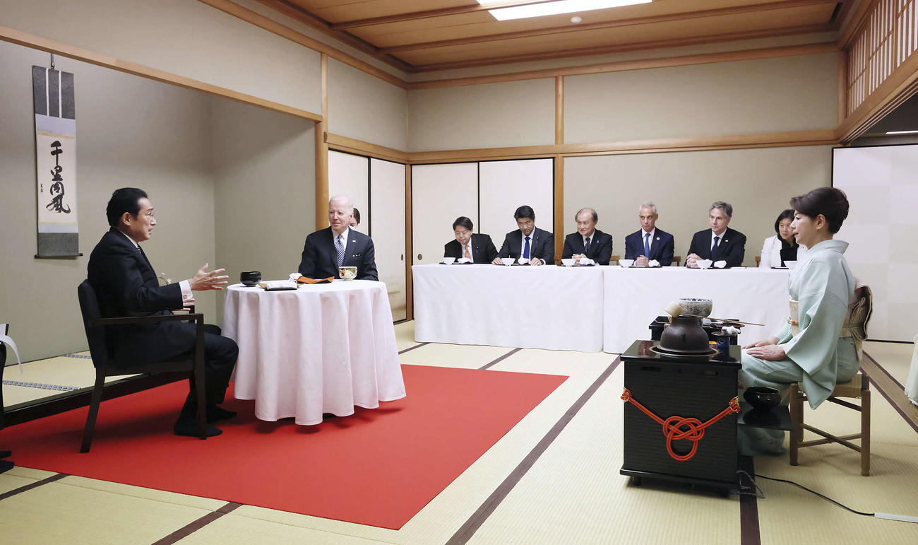 バイデン米大統領（左から2人目）を茶道のお点前でもてなす岸田首相と裕子夫人（内閣広報室提供）