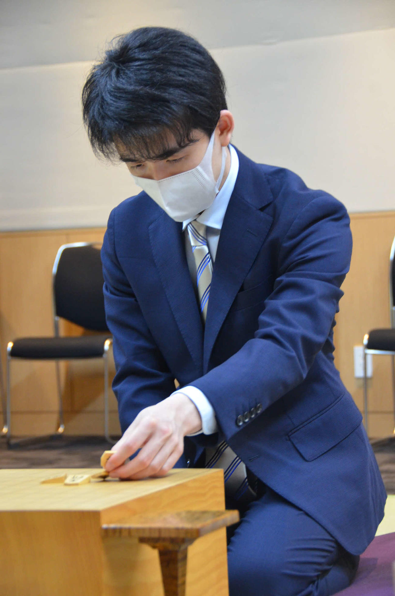 前日検分を行う藤井聡太叡王（日本将棋連盟提供）