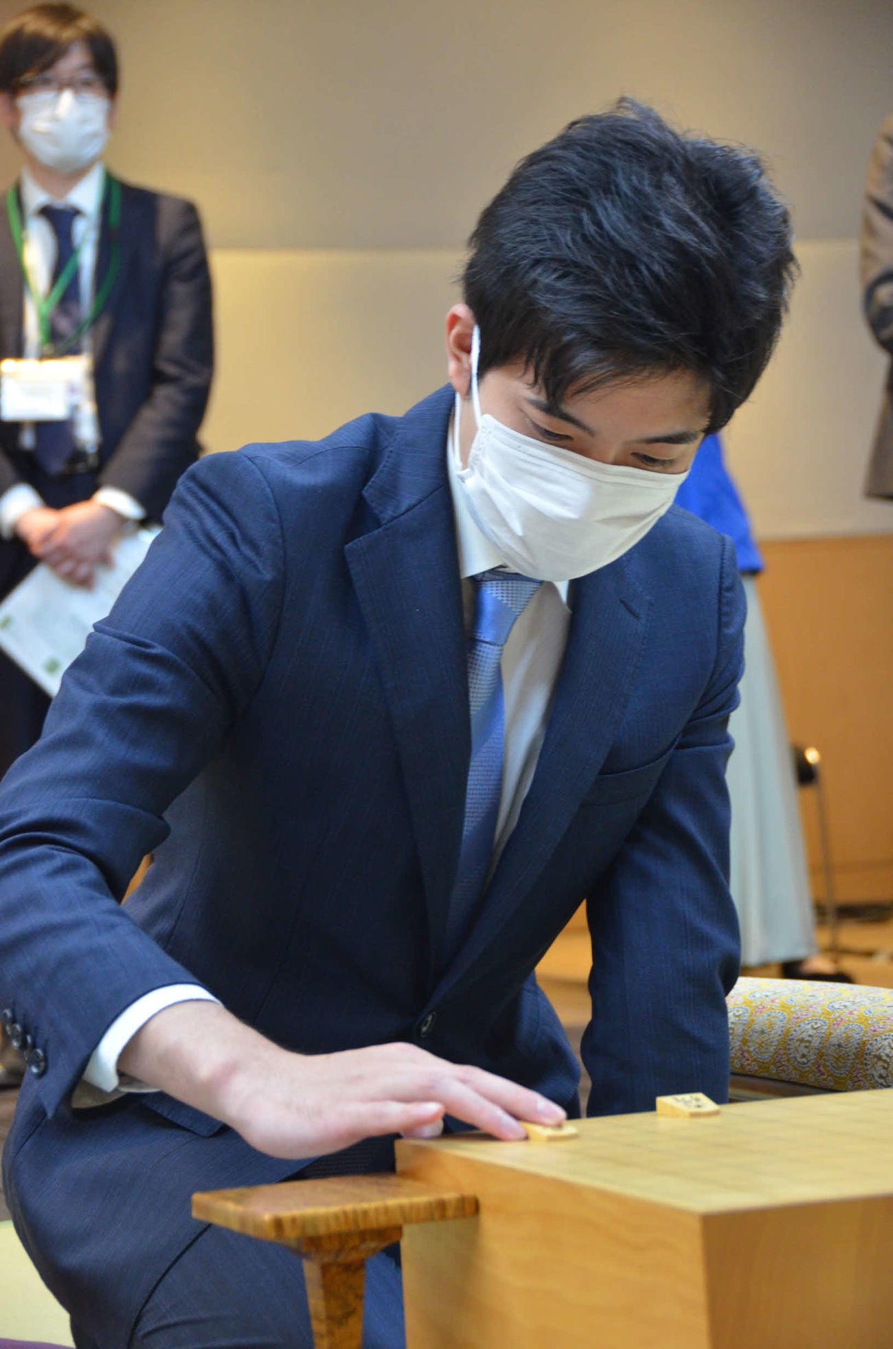 前日検分を行う出口若武六段（日本将棋連盟提供）
