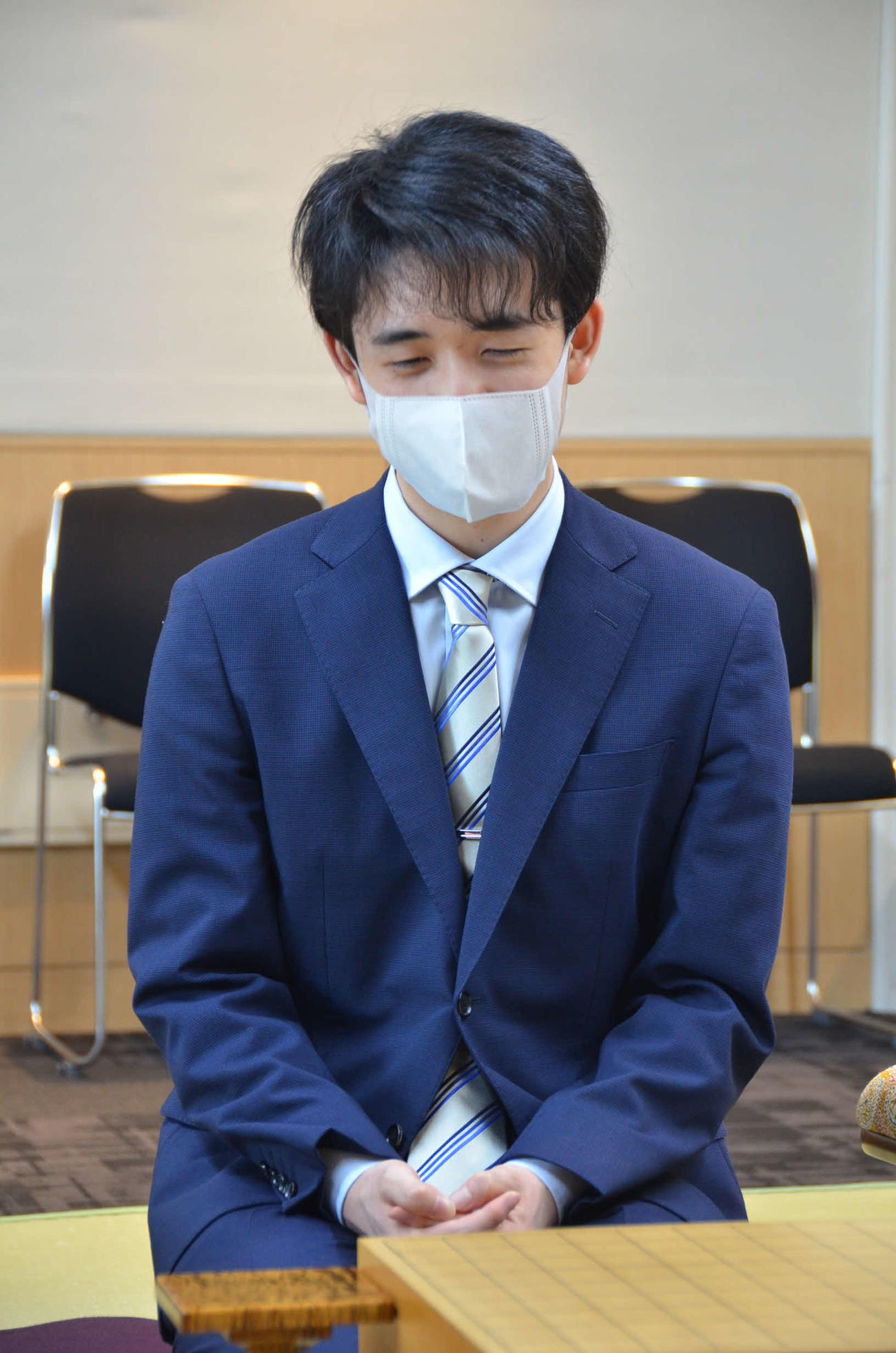 検分を終えてインタビューに応じる藤井聡太叡王（日本将棋連盟提供）