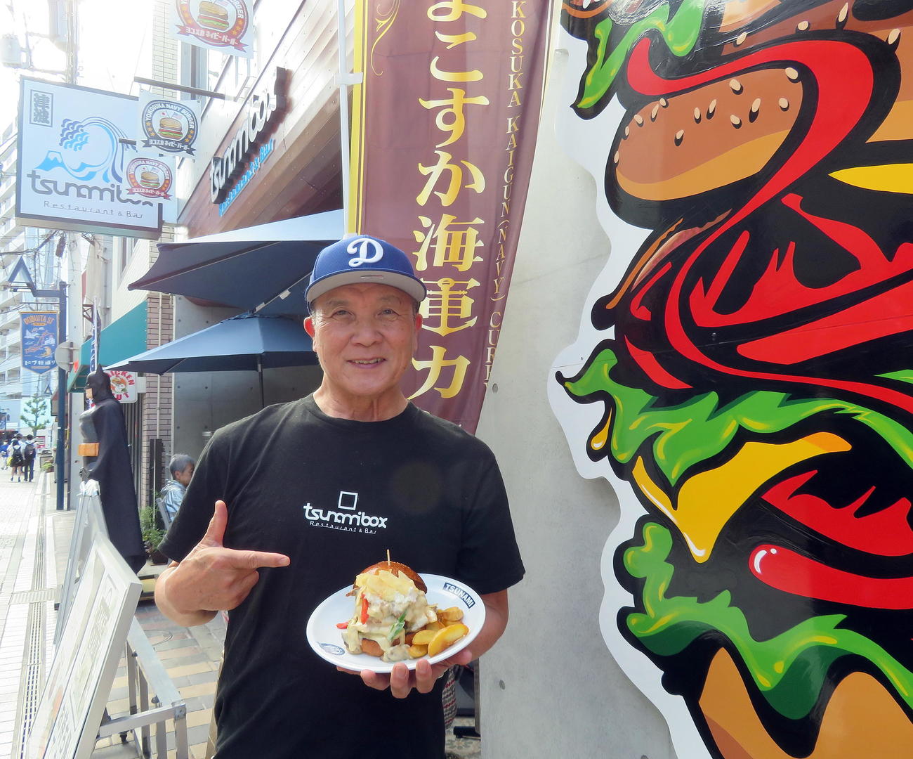 バイデンバーガーを手にバイデン大統領初来日を喜ぶ「TSUNAMI」飯田茂社長（撮影・鎌田直秀）
