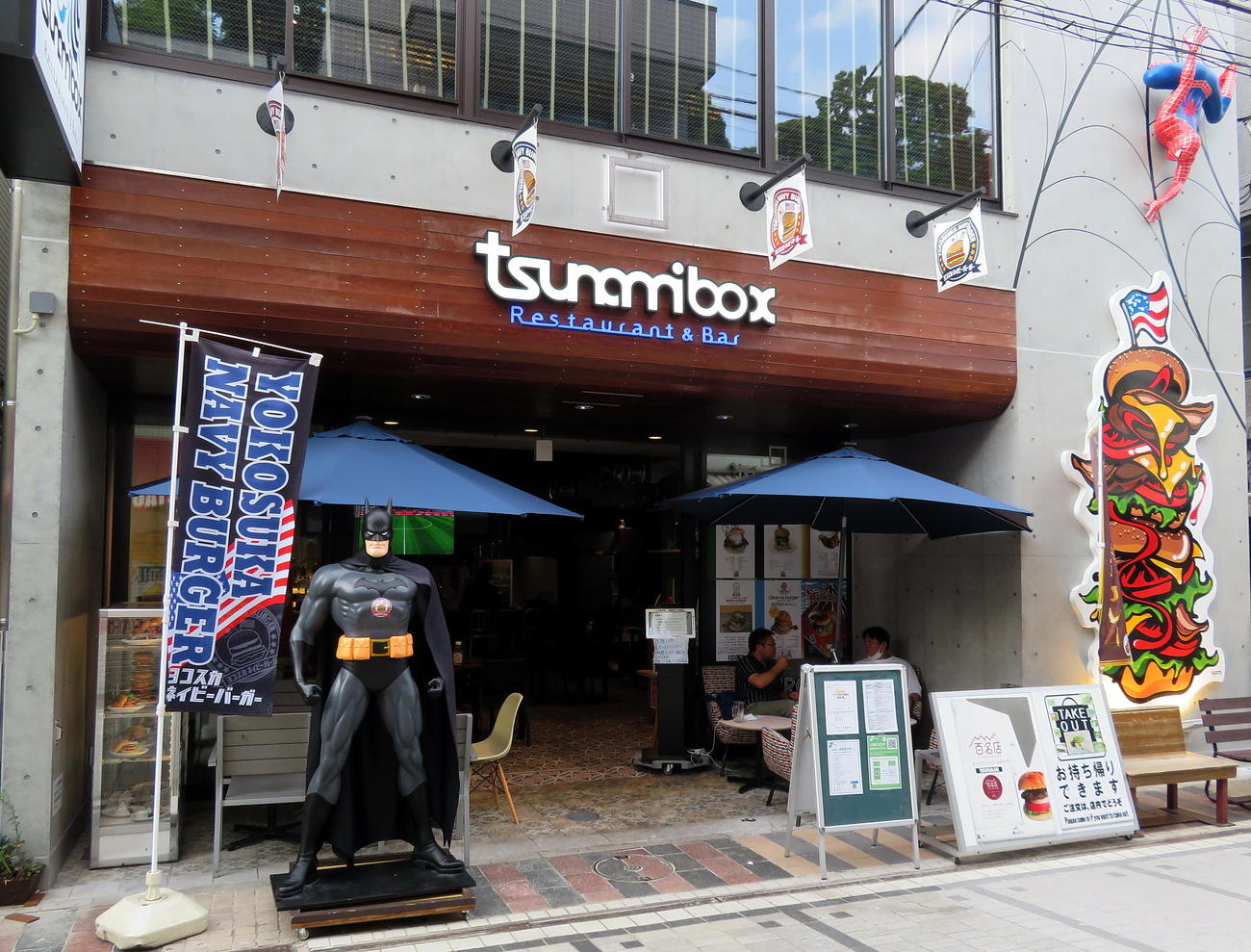 バイデンバーガーなど大統領バーガーが人気の「TSUNAMI」店舗。バットマンやスパイダーマンなどの人気キャラクターの姿も（撮影・鎌田直秀）