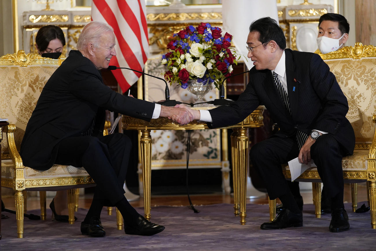バイデン大統領（左）と握手する岸田首相（AP)