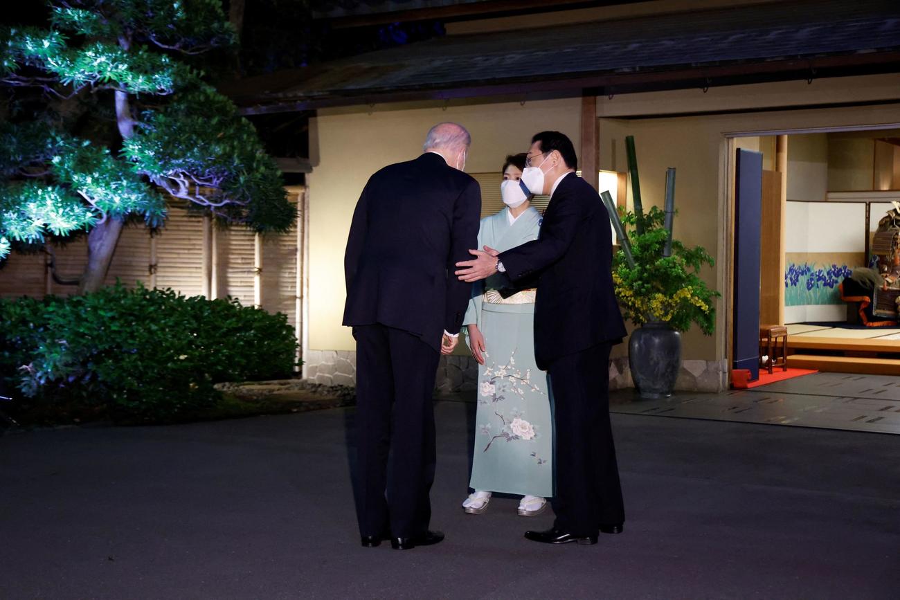 バイデン大統領を夕食会場の「八芳園」へ案内する岸田首相（ロイター）