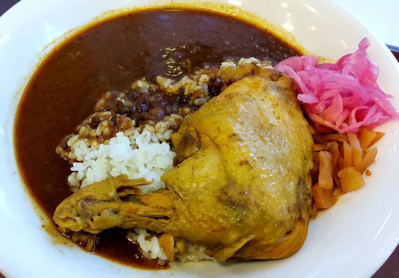 すき家のほろほろチキンカレー。もも肉1本丸々のボリュームだが、スプーンで簡単に骨から肉がはがれる