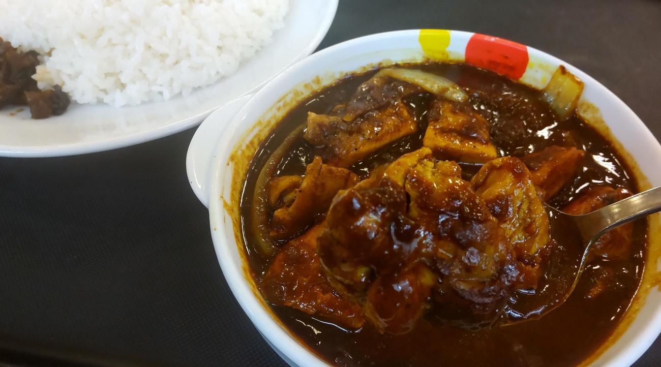 松屋の「ごろごろ煮込みチキンカレー」。5月2日から定番メニューに組み込まれた