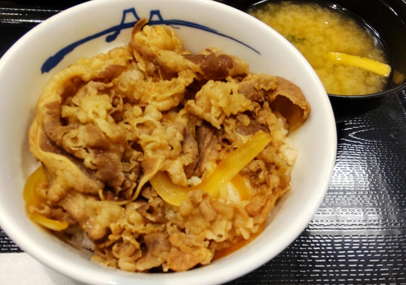 松屋の牛めし並盛。みそ汁がついてくる（撮影・寺沢卓）