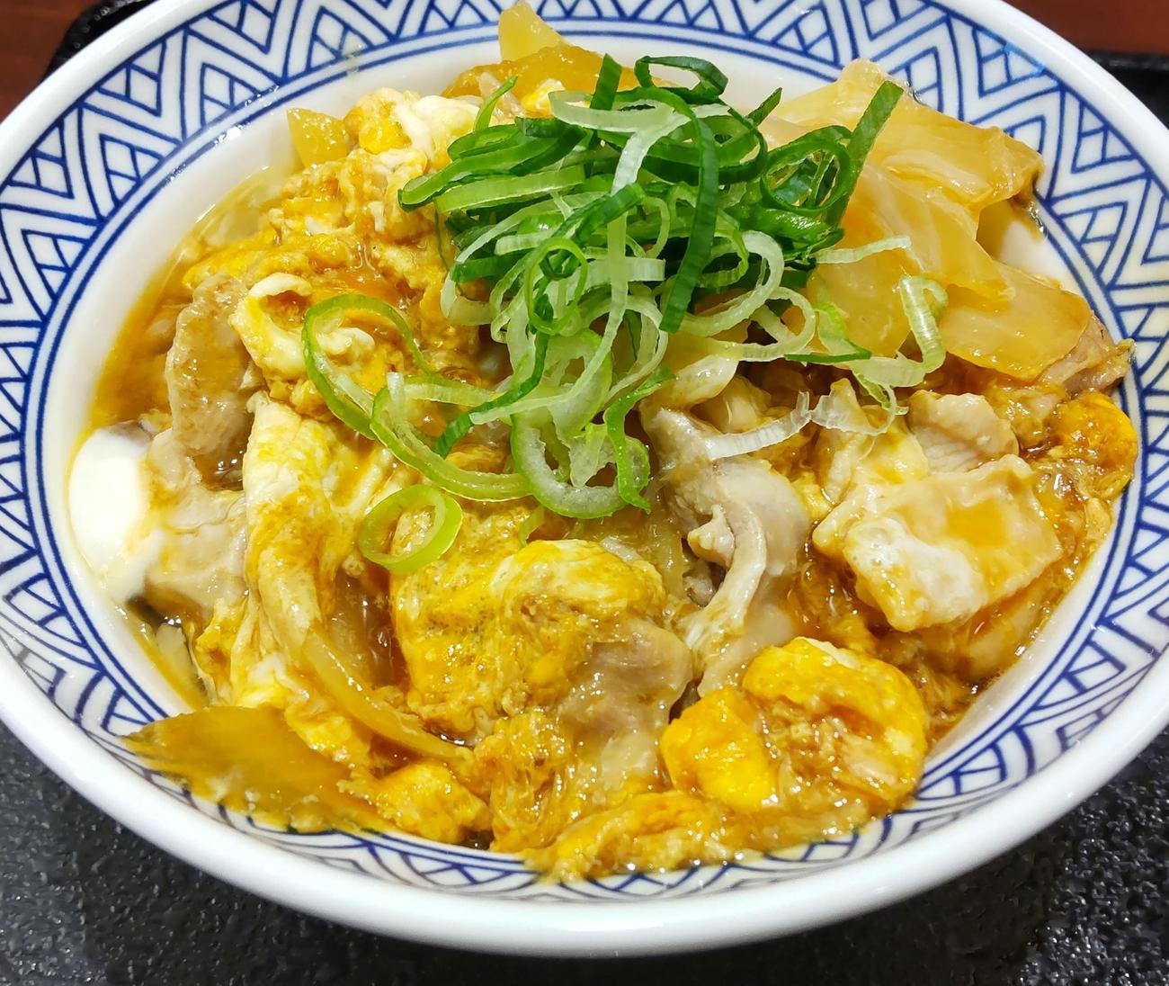 吉野家の新親子丼。開発10年の自信作で、長ネギのみじん切りが添えられる