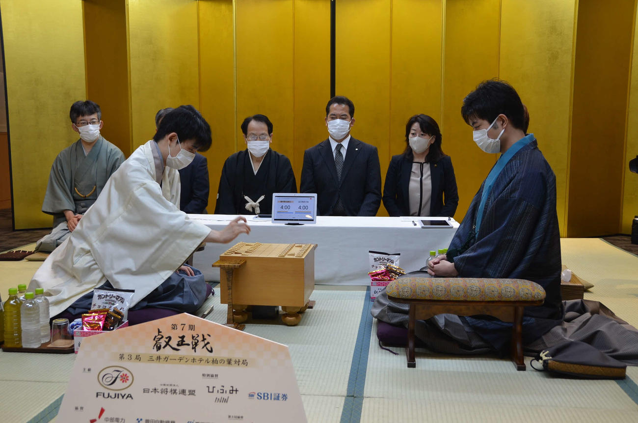 初防衛に挑む藤井聡太叡王（左）と、かど番をしのいで1勝返したい出口若武六段（右）（日本将棋連盟提供）