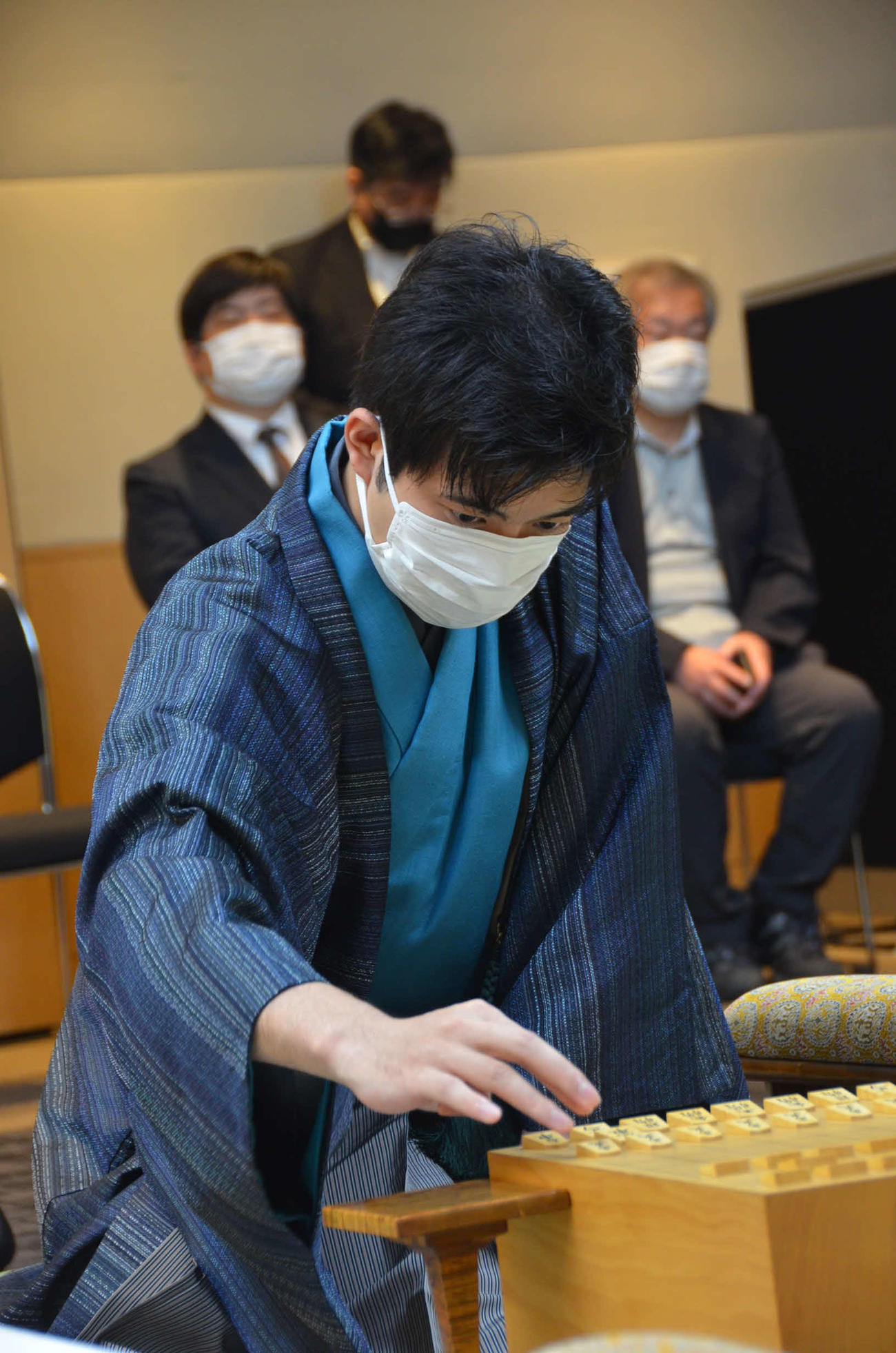 かど番をしのいで1勝返したい出口若武六段（日本将棋連盟提供）