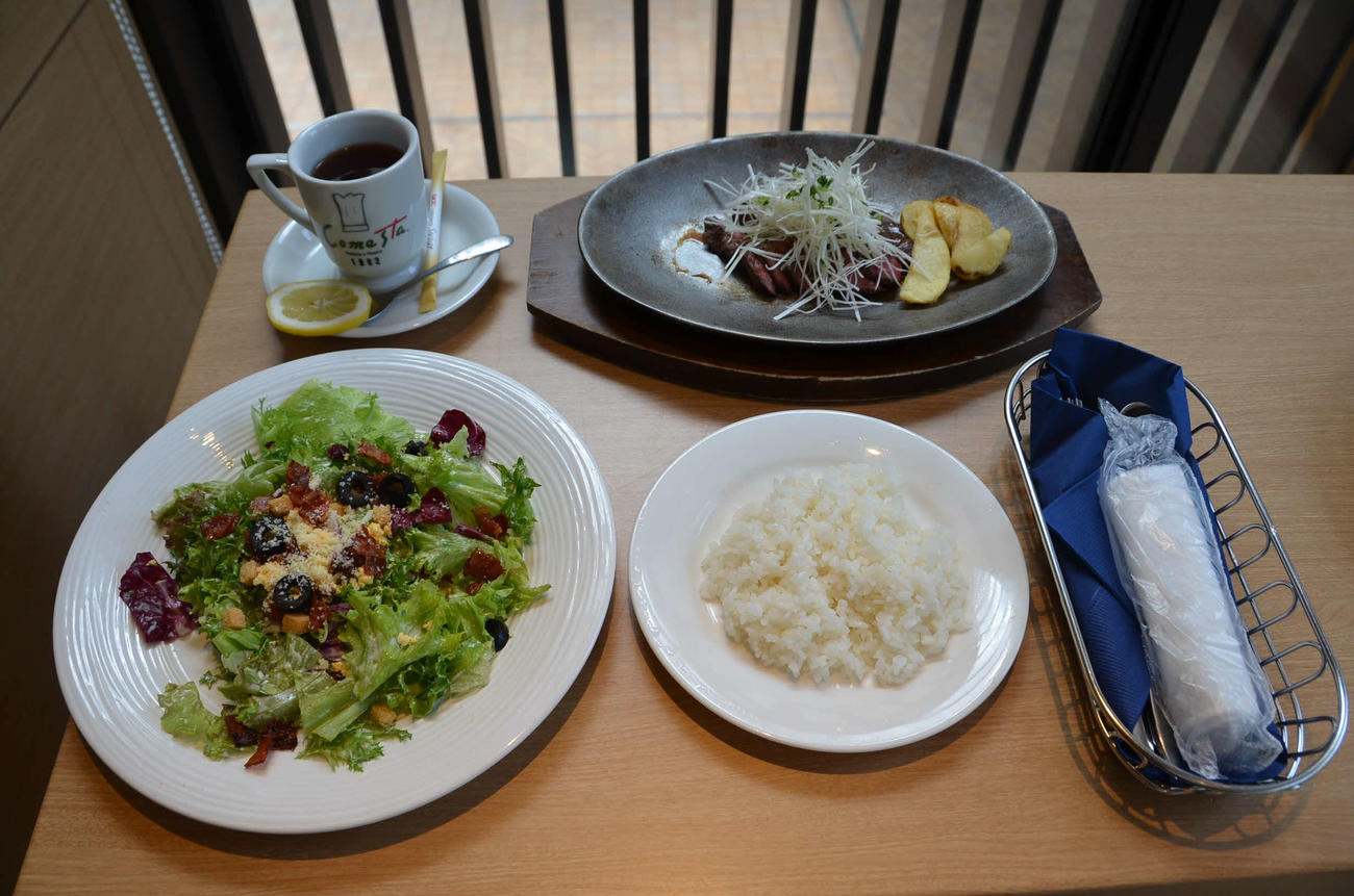 藤井叡王の昼食は「もろ味ステーキ」「シーザーサラダ」と「ホットレモンティー」（日本将棋連盟提供）