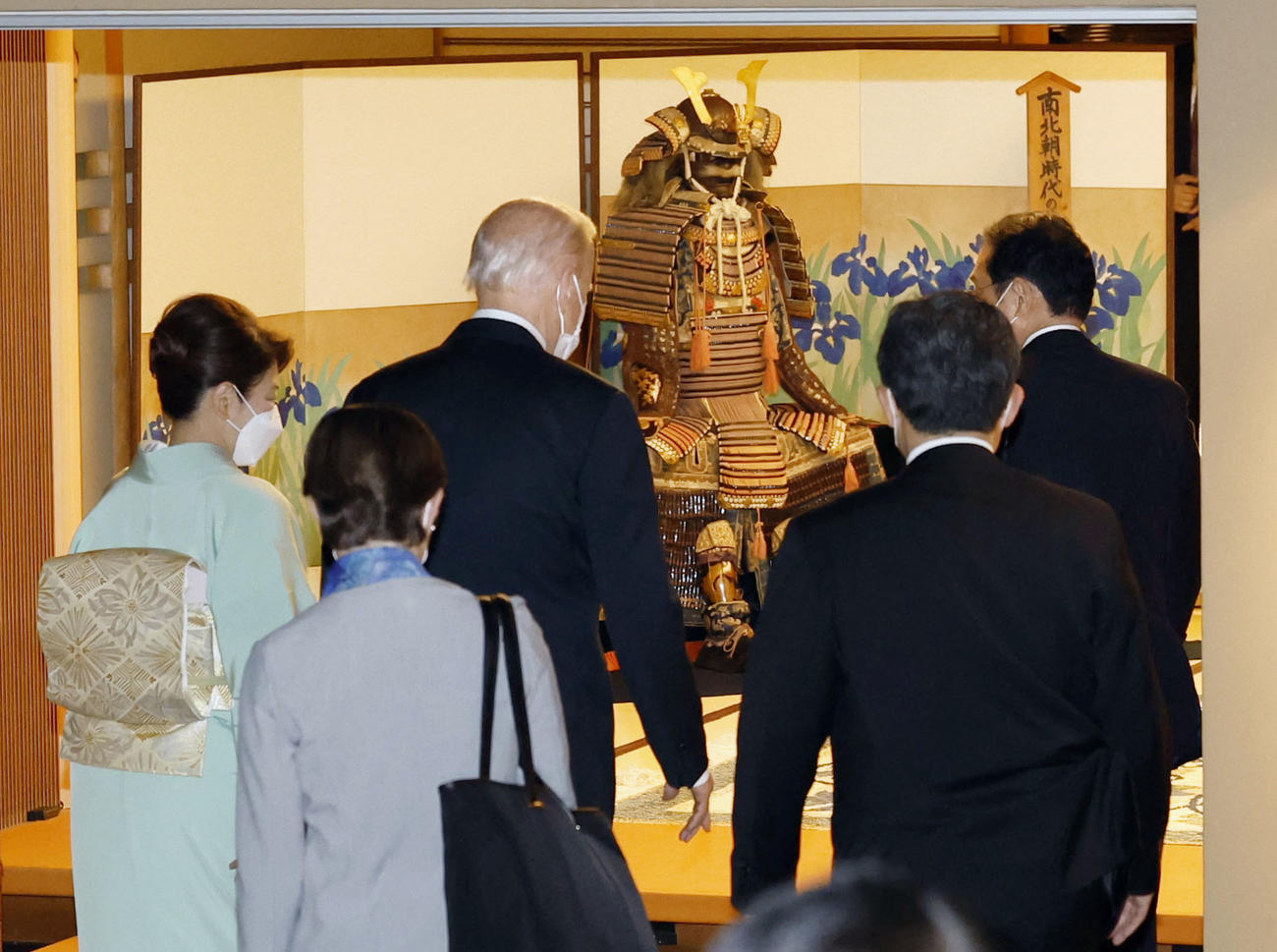 夕食会場に入るバイデン米大統領（左から3人目）と岸田首相（右端）（代表撮影）