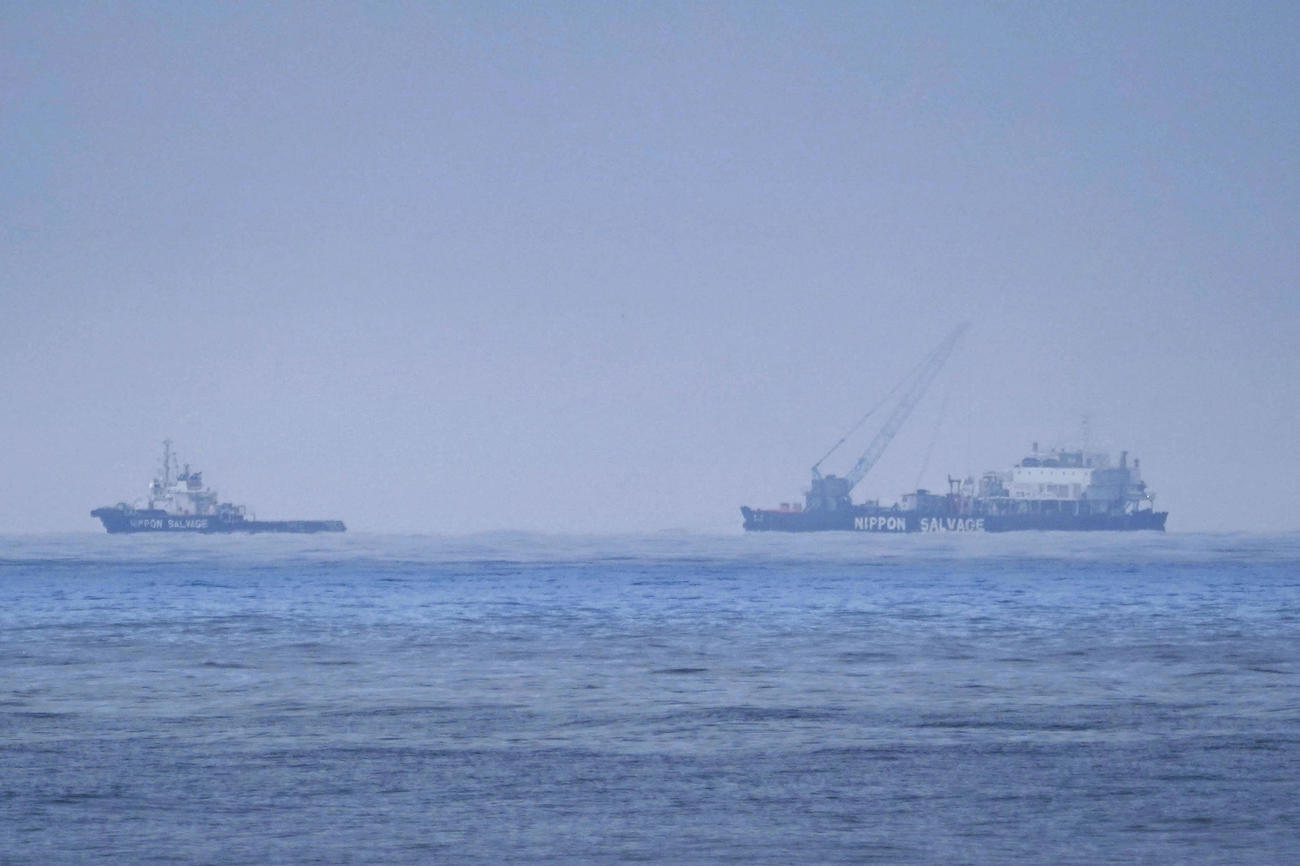 北海道斜里町沖の作業船「海進」（右）（共同）