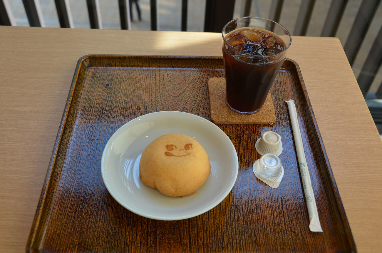 出口六段の午後のおやつは「白いペコちゃんのほっぺ」と「水出しアイスコーヒー」（日本将棋連盟提供）