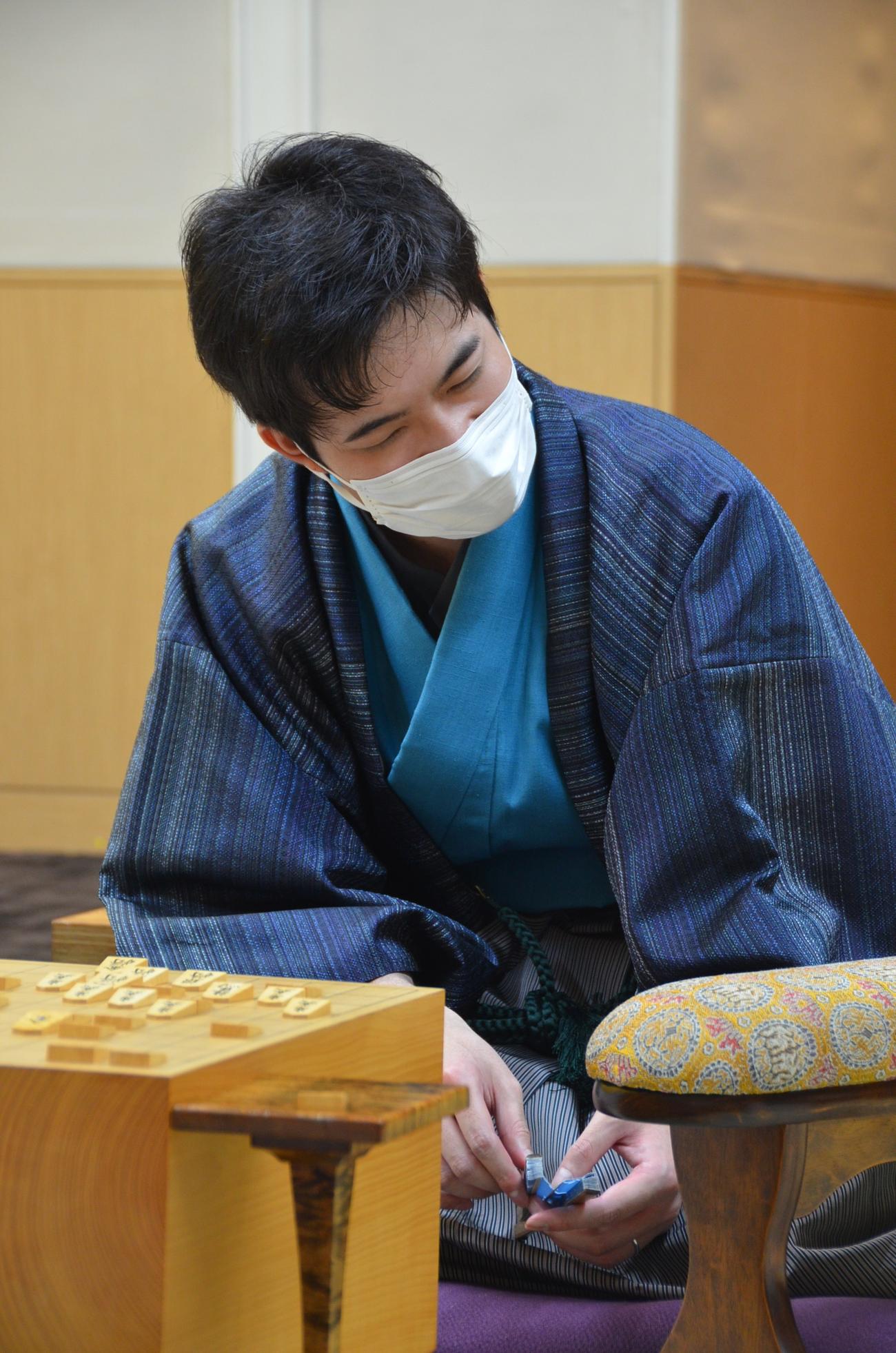 対局後、インタビューに応じる出口若武六段（日本将棋連盟提供）