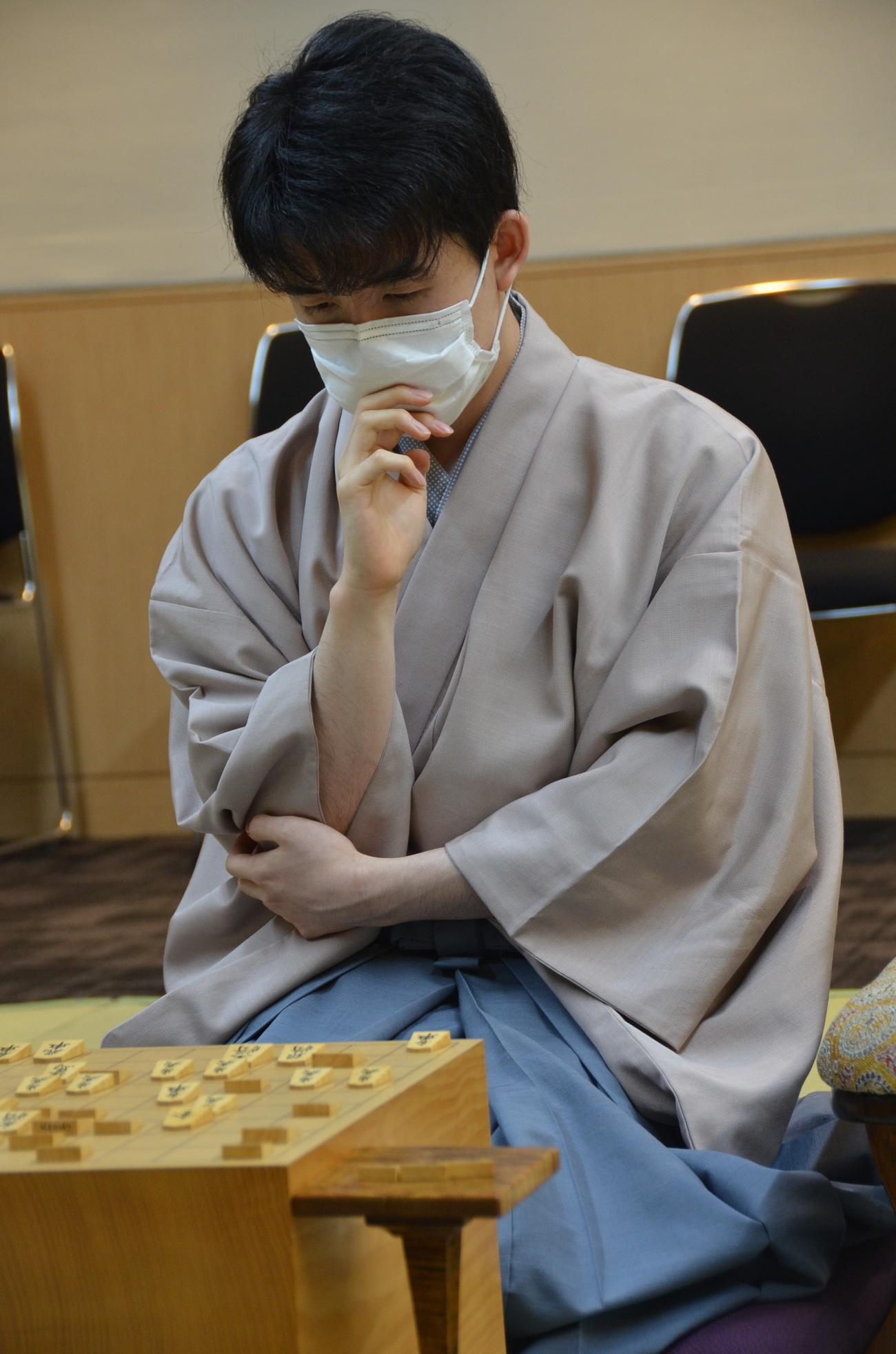 対局後、インタビューに応じる藤井聡太叡王（日本将棋連盟提供）