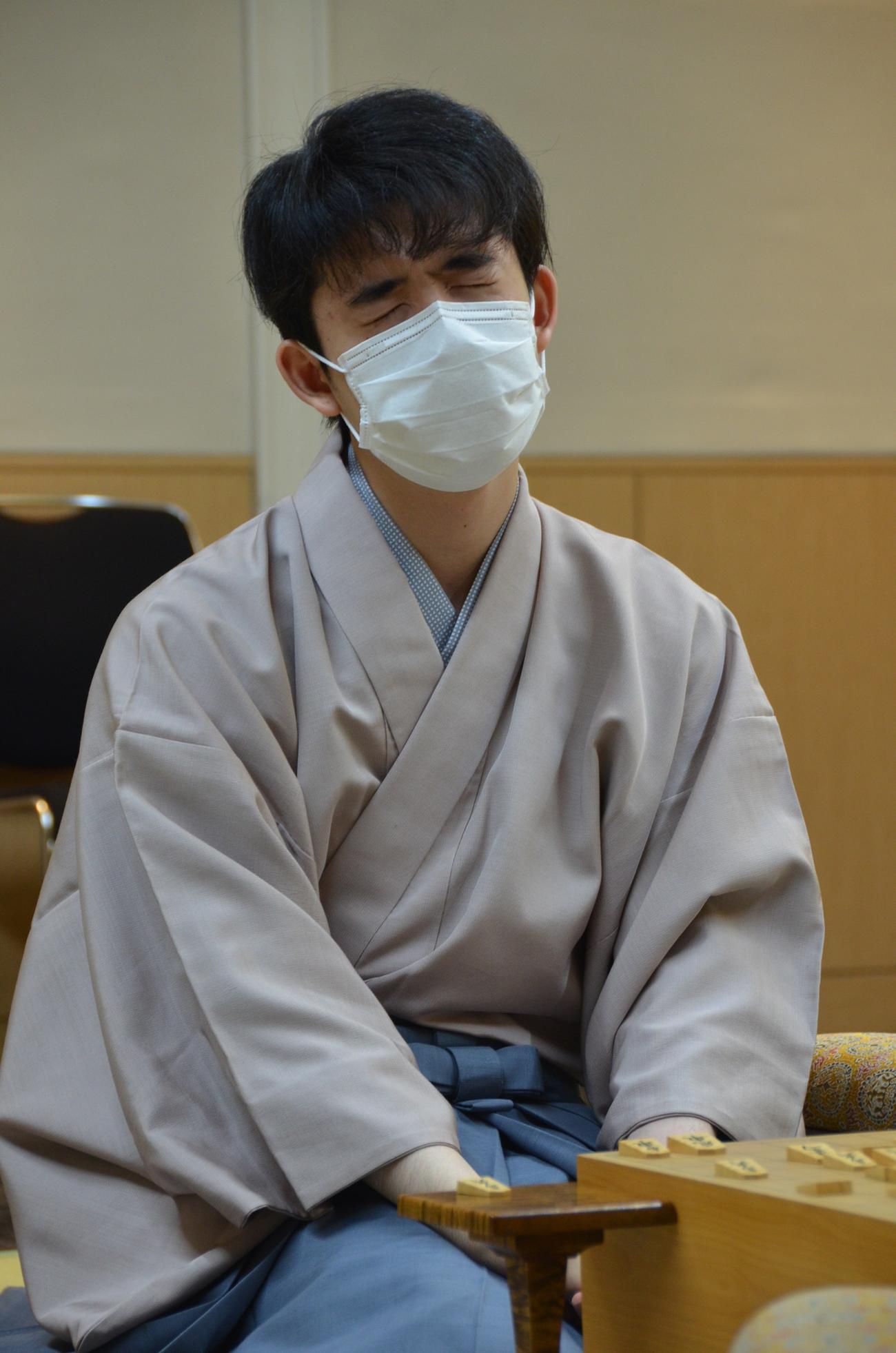 対局後、インタビューに応じる藤井聡太叡王（日本将棋連盟提供）