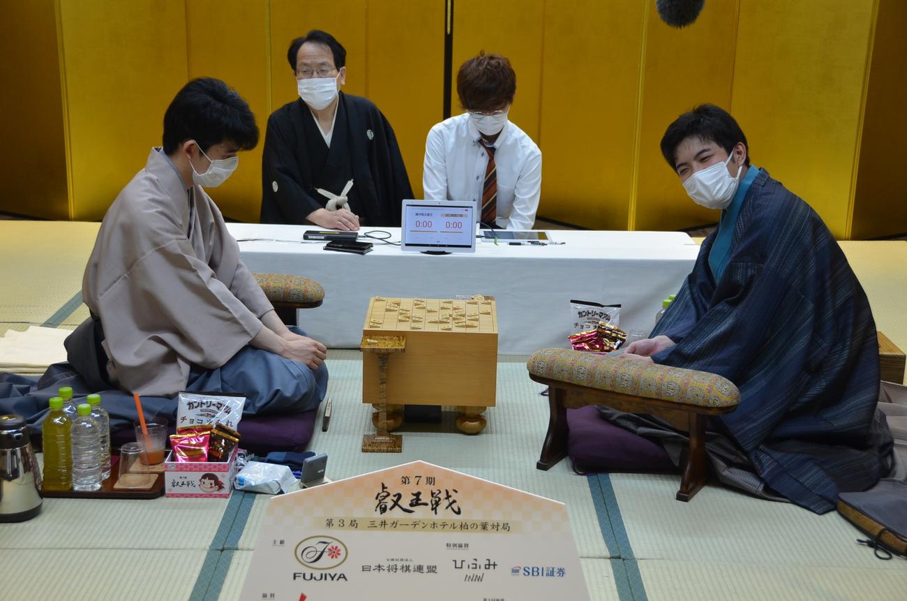 対局後、インタビューに応じる藤井聡太叡王、出口若武六段（日本将棋連盟提供）