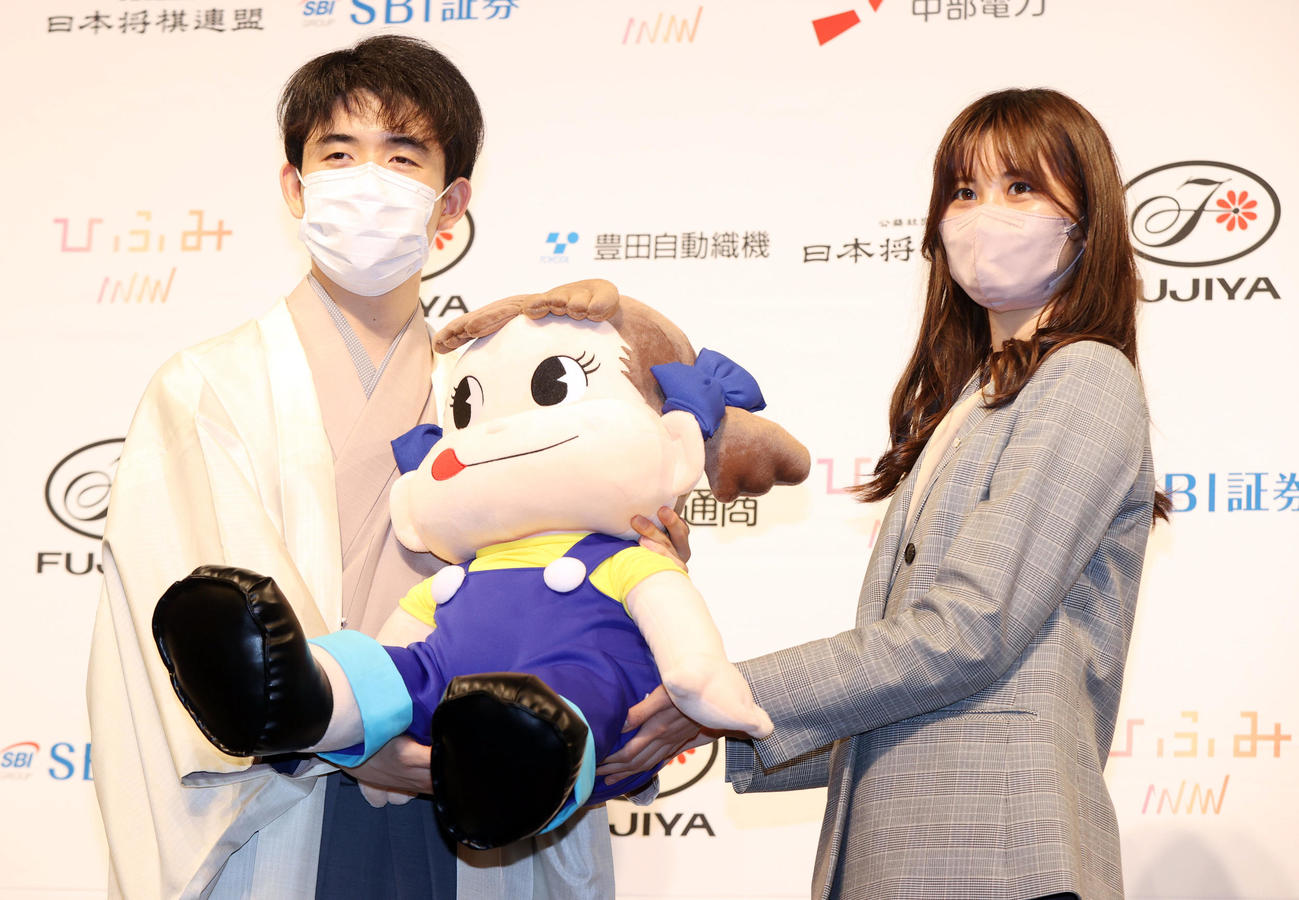 叡王戦初防衛を果たし、主催である不二家のペコちゃんのぬいぐるみをプレゼントされ、記念撮影する藤井叡王（撮影・狩俣裕三）