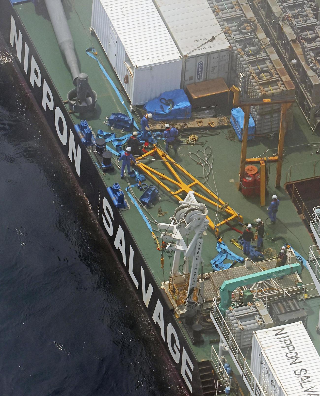 作業船「海進」の船上で作業する乗組員（共同）