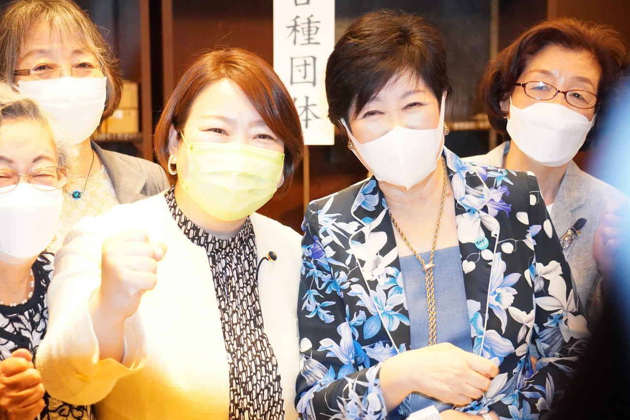 笑顔で写真に納まる荒木千陽氏（中央）と小池百合子都知事（右から2人目）（撮影・沢田直人）