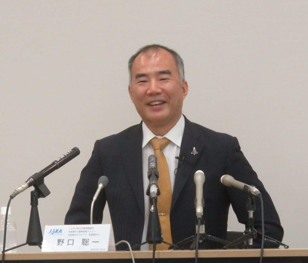 野口聡一宇宙飛行士がJAXA退職会見で笑顔を見せた（撮影・大上悟）