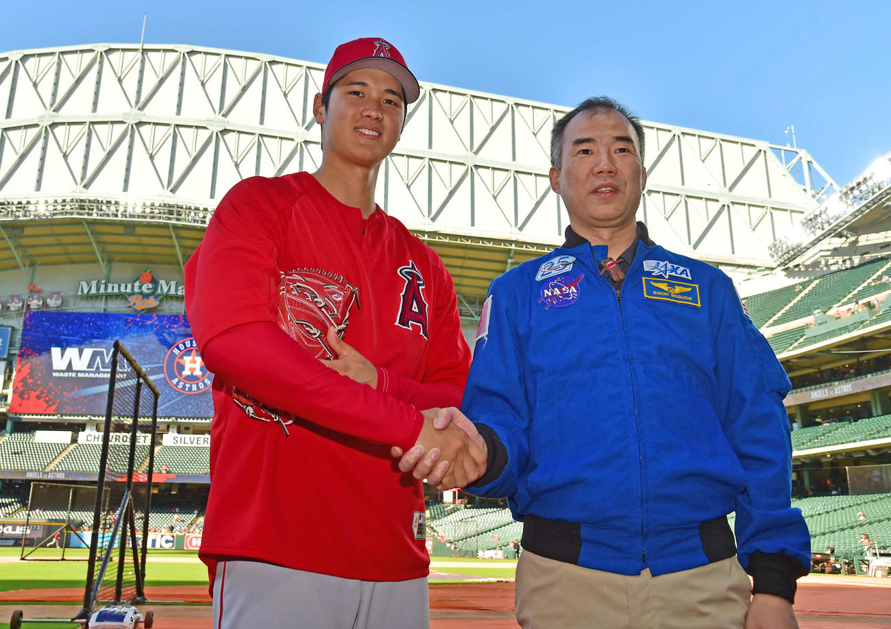 18年4月、エンゼルス大谷（左）と握手する野口氏