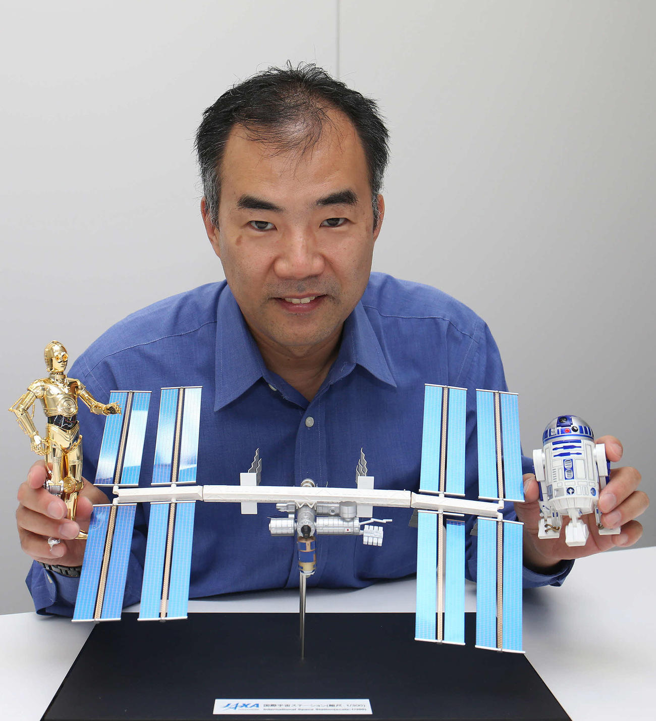 14年10月、スターウォーズのフィギュアを手にする野口氏