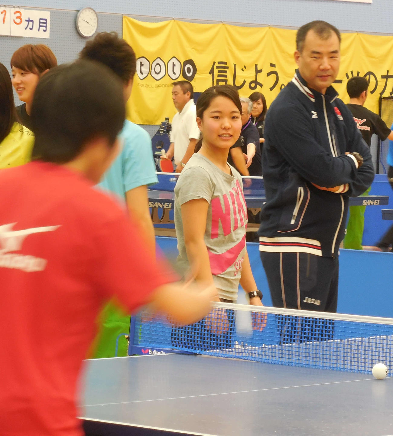 13年4月、ソチ五輪の合同合宿を視察する野口氏（右）とスキージャンプ女子の高梨