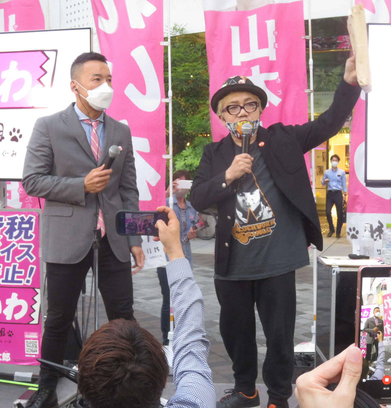 れいわ新選組の山本太郎代表（左）が東京・有楽町駅前で行った街頭演説にれいわから出馬表明した水道橋博士が飛び入り参加した（2022年5月20日）