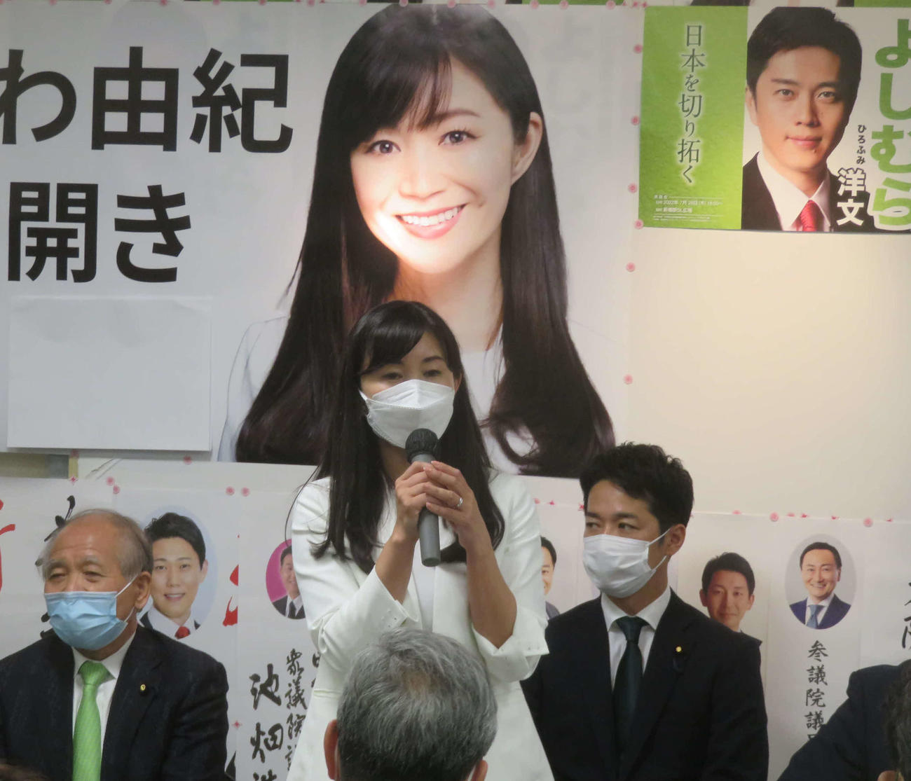 夏の参院選東京選挙区に日本維新の会公認で立候補予定の海老沢由紀氏が事務所開きであいさつした（撮影・大上悟）