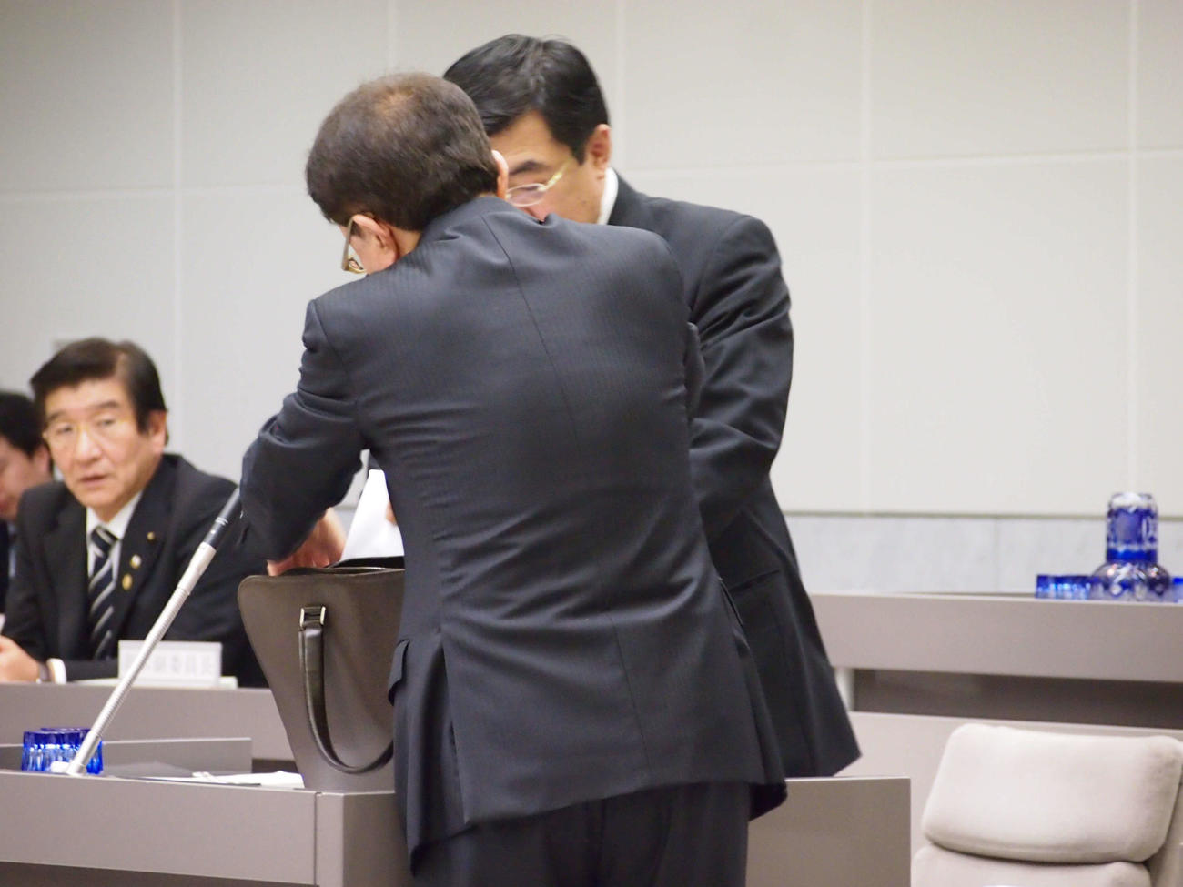 13年12月、5000万円を入れたというかばんに、5000万円の札束と同じ大きさの紙袋を入れようとする猪瀬直樹氏
