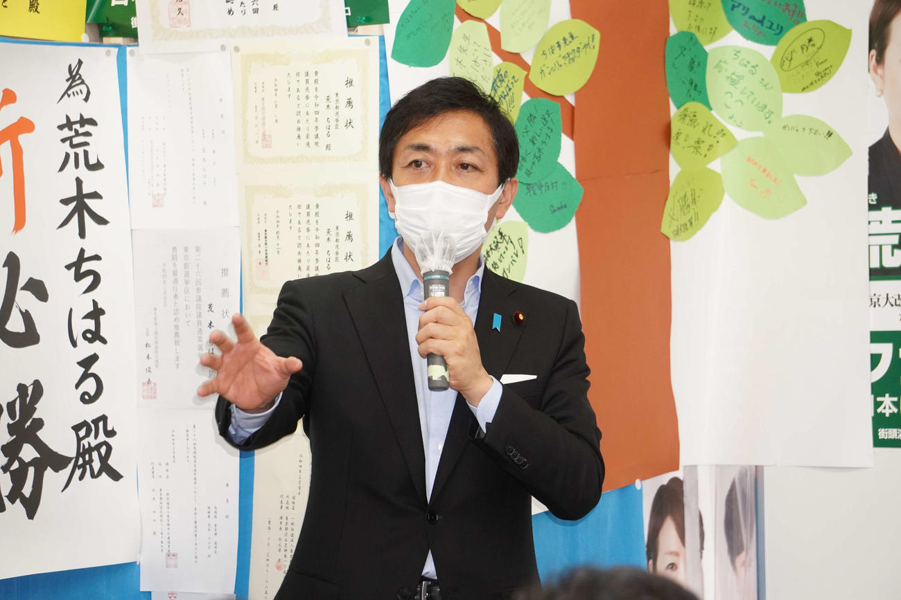 ファーストの会・荒木千陽代表の事務所に訪れた国民民主党の玉木雄一郎代表（撮影・沢田直人）