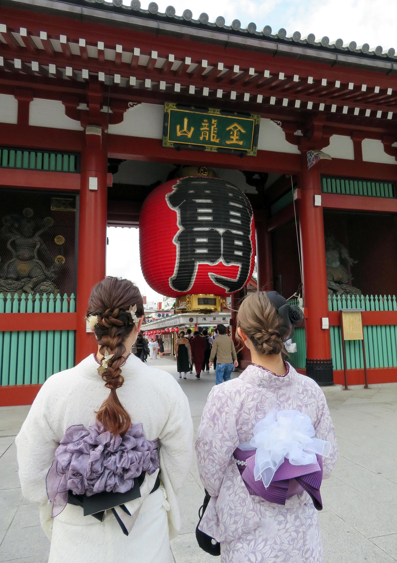 和服姿で浅草寺を訪れた日本人女性たち（撮影・鎌田直秀）