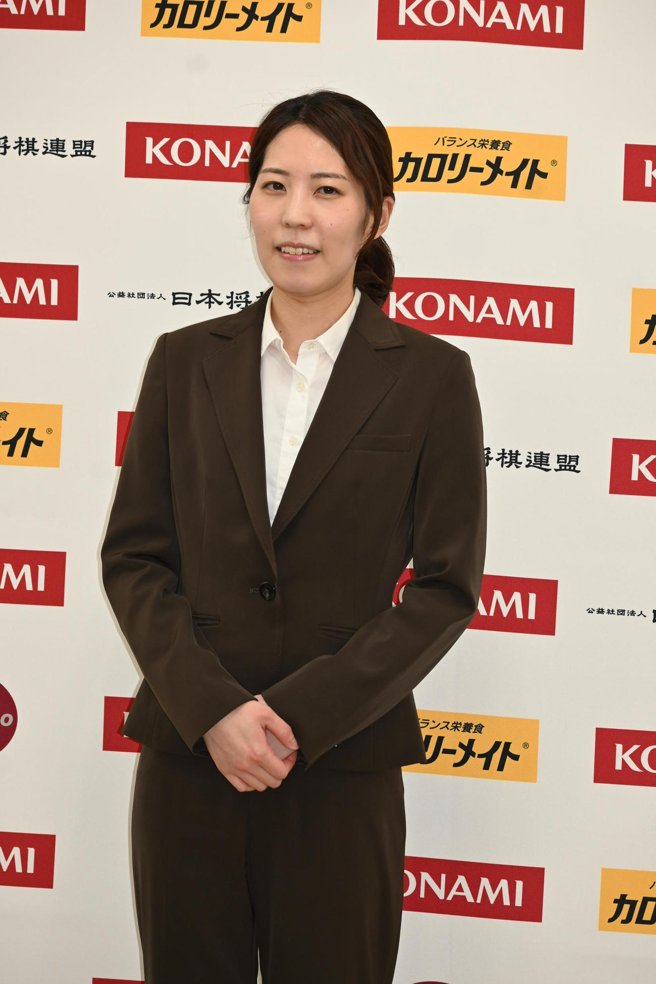 終局後、会見を行う里見香奈4冠（撮影・松浦隆司