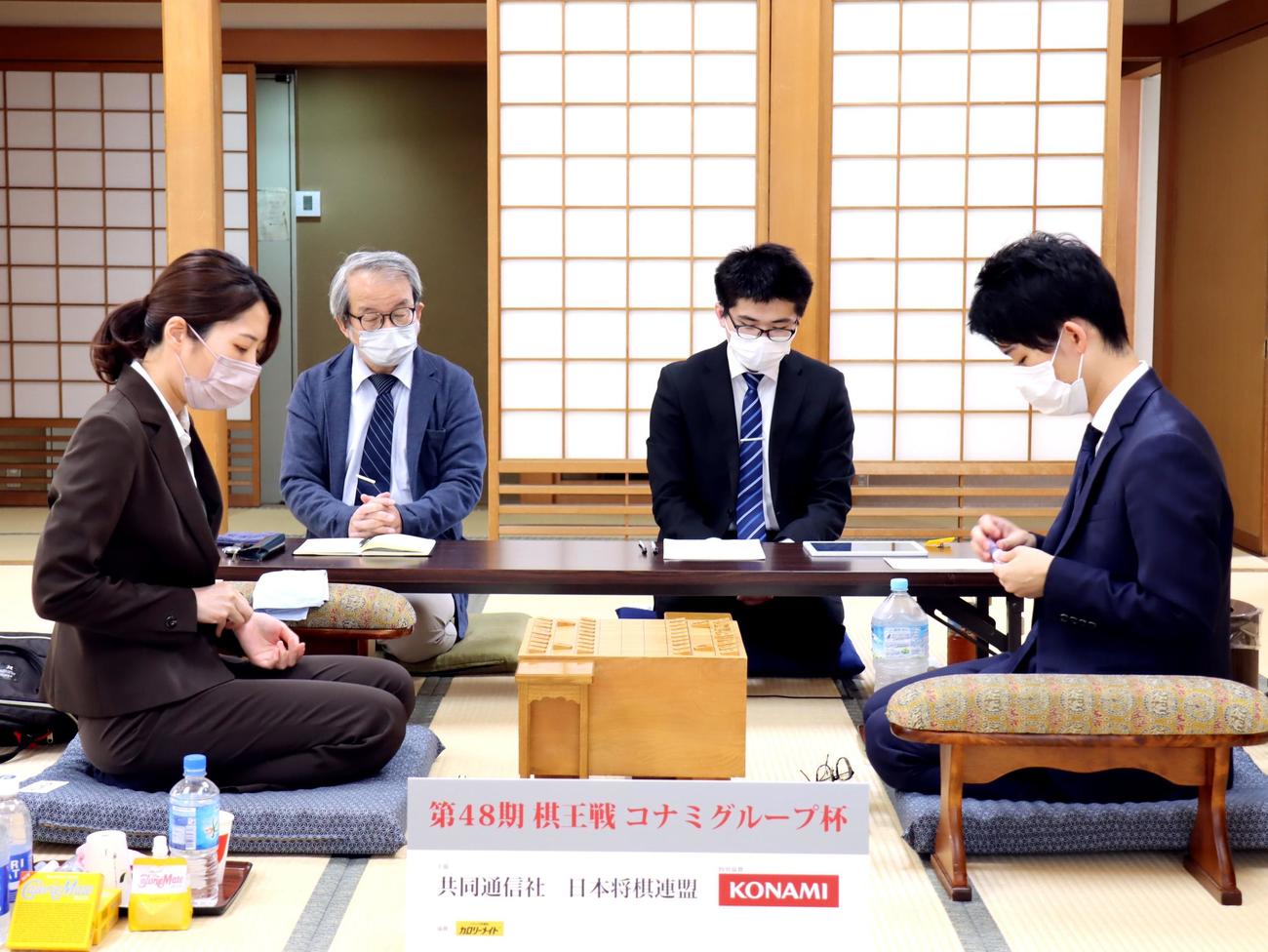 第48期棋王戦コナミグループ杯予選決勝に臨んだ里見香奈女流4冠（左）と古森悠太五段（日本将棋連盟提供）