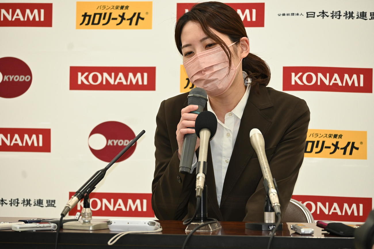 会見でプロ編入試験を受けるかどうか迷う里見香奈4冠（撮影・松浦隆司