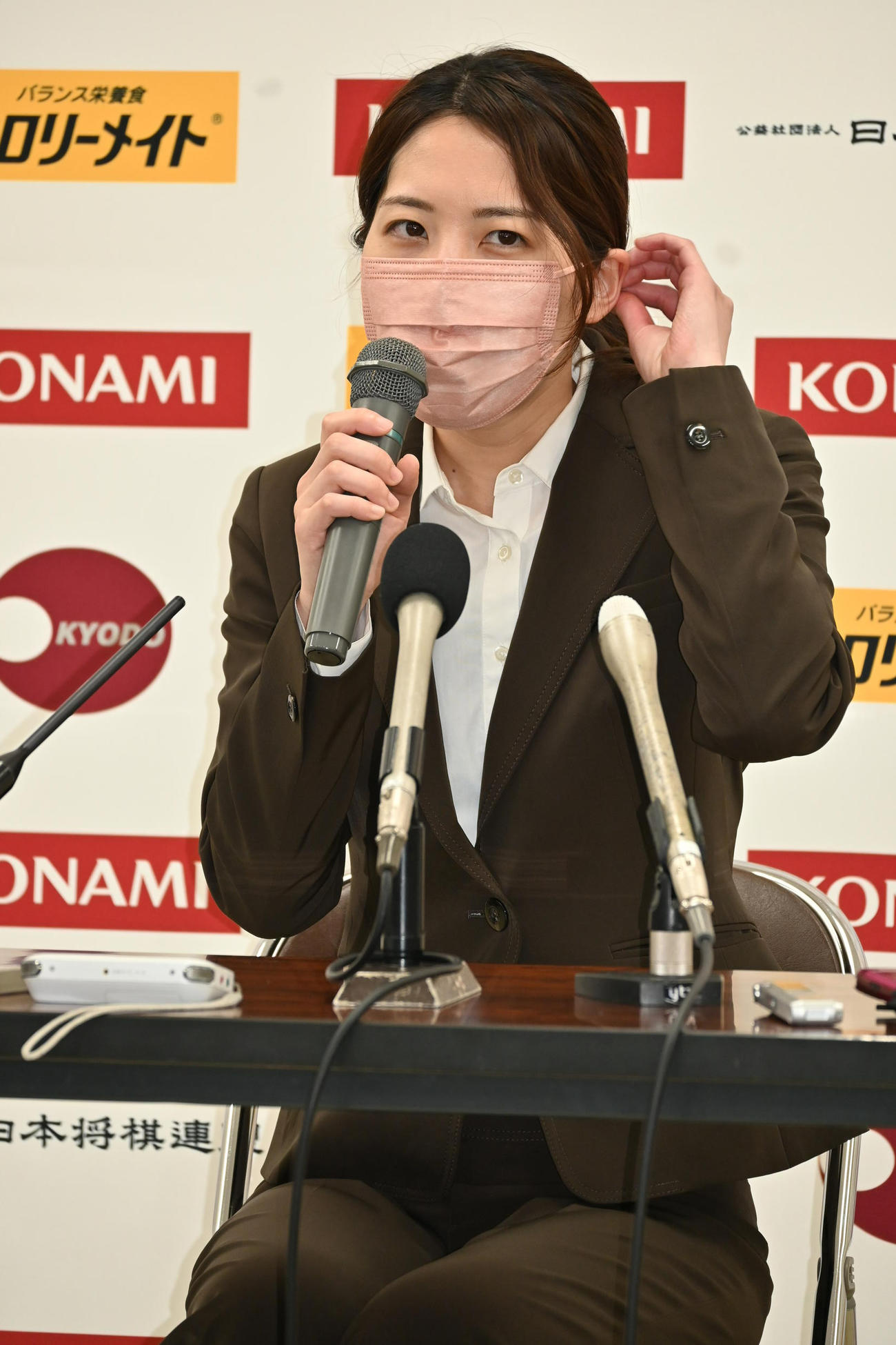 終局後、会見を行う里見香奈4冠（撮影・松浦隆司