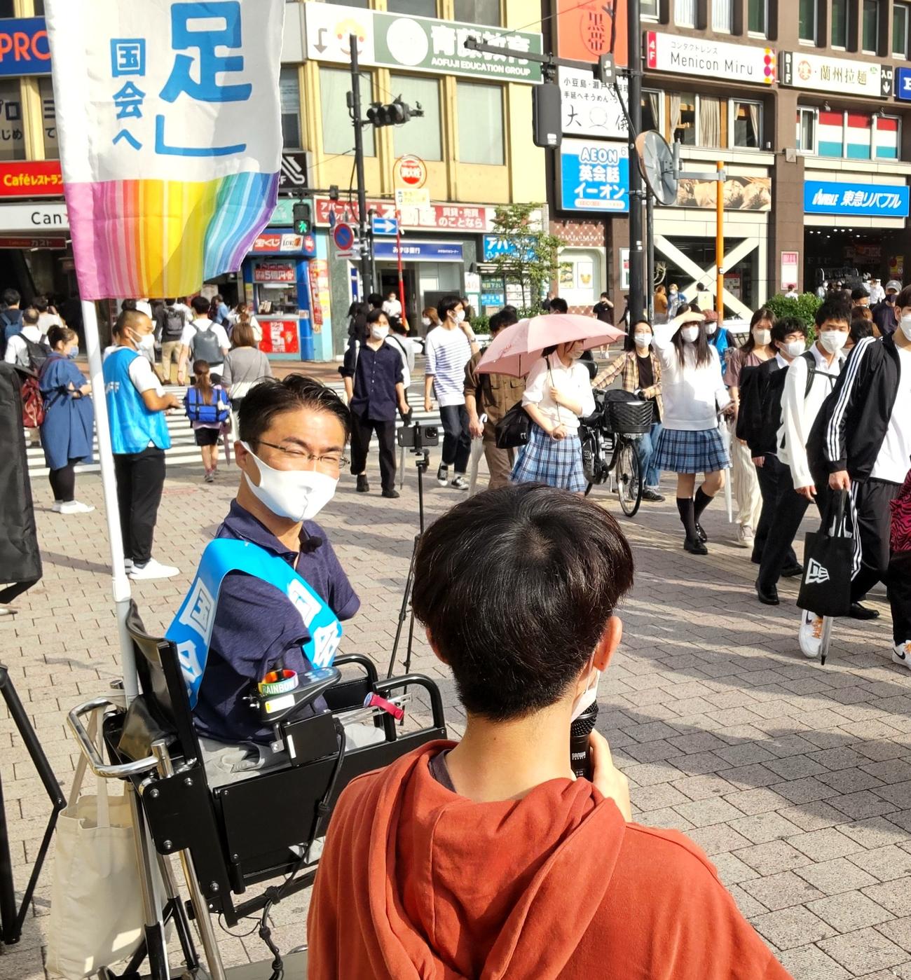 高田馬場での街頭演説で聴衆から質問を受ける乙武洋匡氏（撮影・寺沢卓）