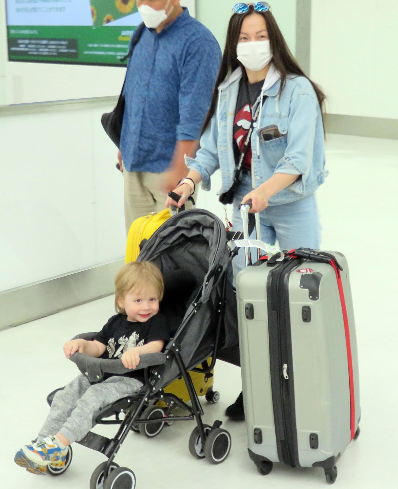 成田空港に到着したニキータくん（左）とイリーナさん（撮影・鎌田直秀）