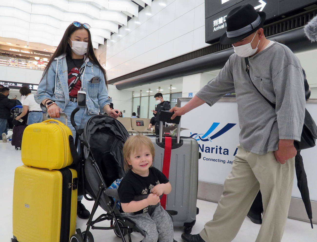 成田空港で佐々木清志社長（右）に出迎えられるイリーナさん（左）とニキータくん（撮影・鎌田直秀）