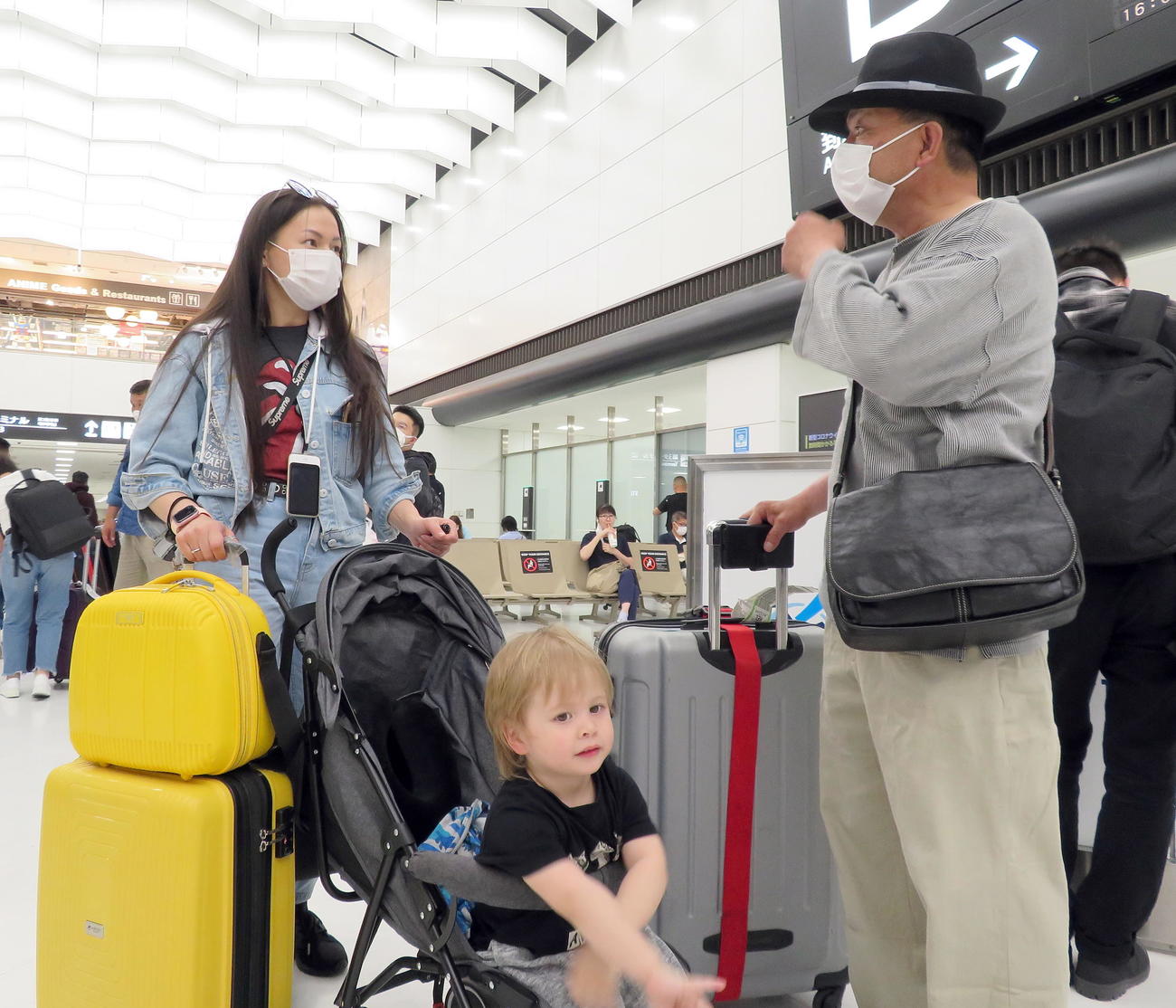 成田空港で佐々木清志社長（右）に出迎えられるイリーナさん（左）とニキータくん（撮影・鎌田直秀）