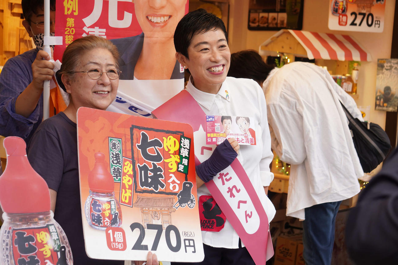 東京・浅草の仲見世通りで記念写真に応じる立憲民主党の辻元清美氏（右）（撮影・沢田直人）