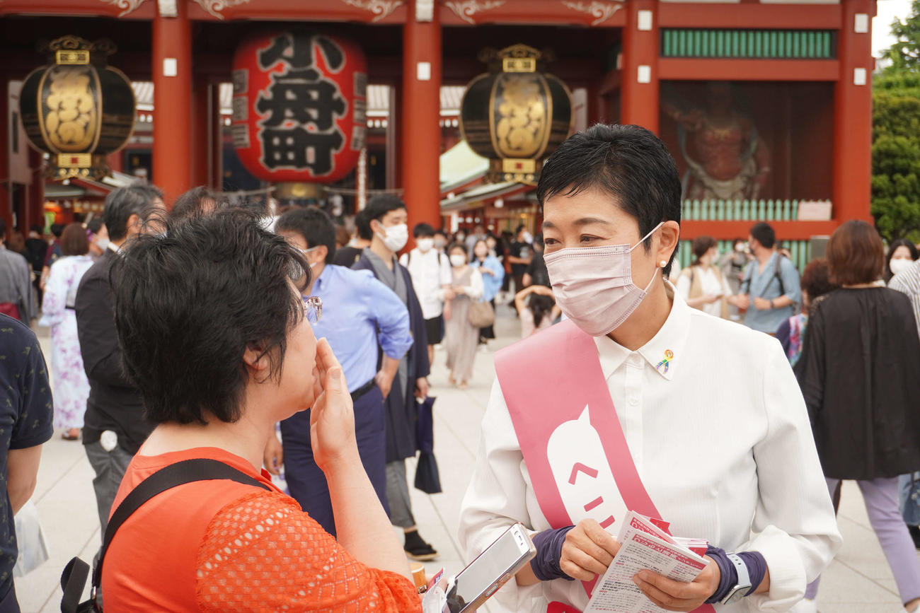 浅草寺でチラシを配る立憲民主党の辻元清美氏（撮影・沢田直人）