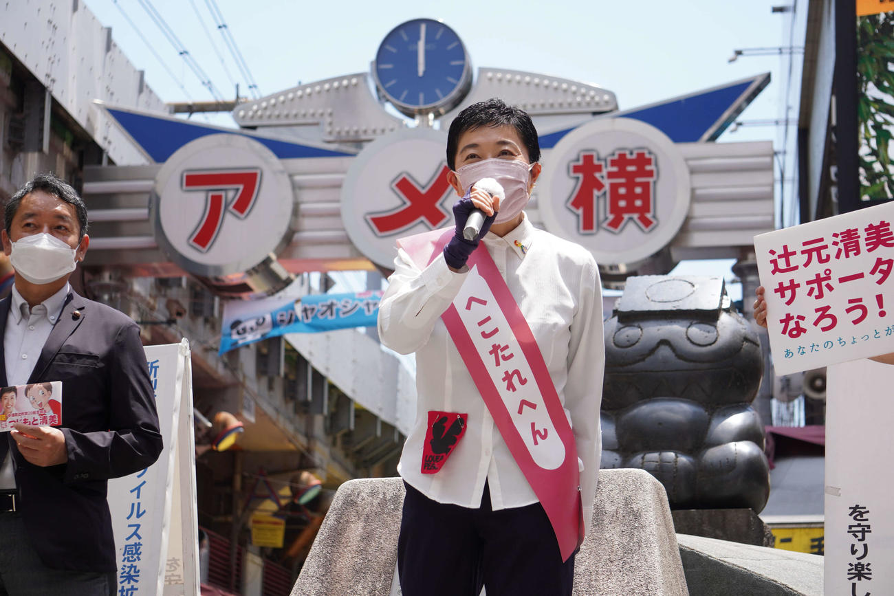 アメ横商店街で演説をする立憲民主党の辻元清美氏（撮影・沢田直人）