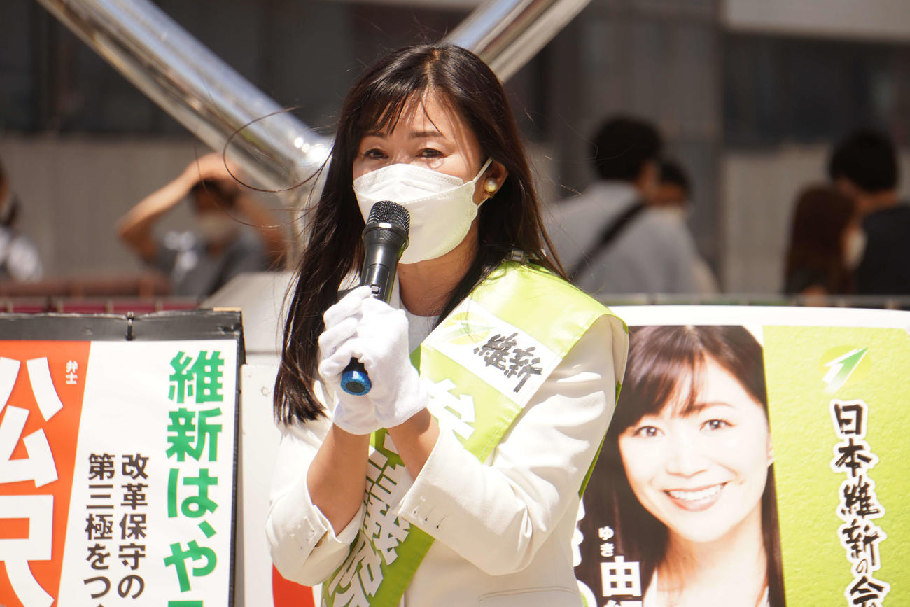 街頭演説を行った日本維新の会の海老沢由紀氏（撮影・沢田直人）