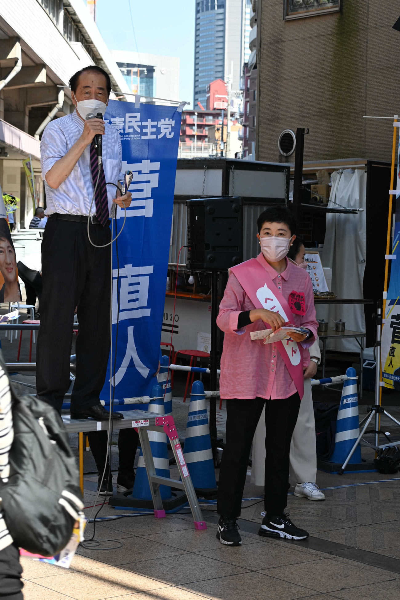 大阪市内で街頭演説した菅直人氏（左）、辻元清美氏（撮影・松浦隆司）